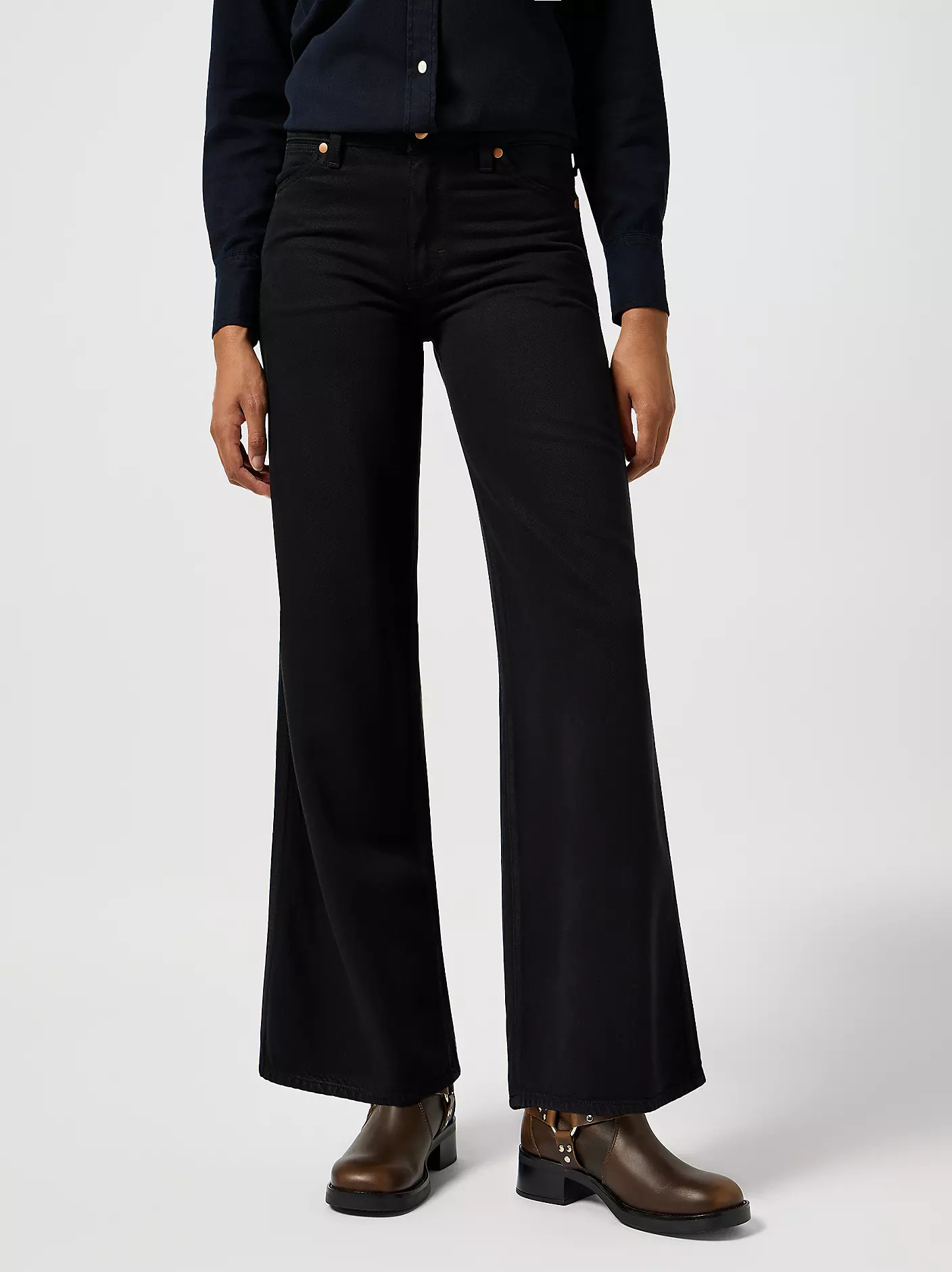 Black mid rise cropped jeans.