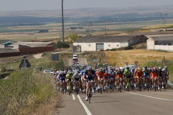 The bunch climbing under beautiful blue skies, just about to catch Burato