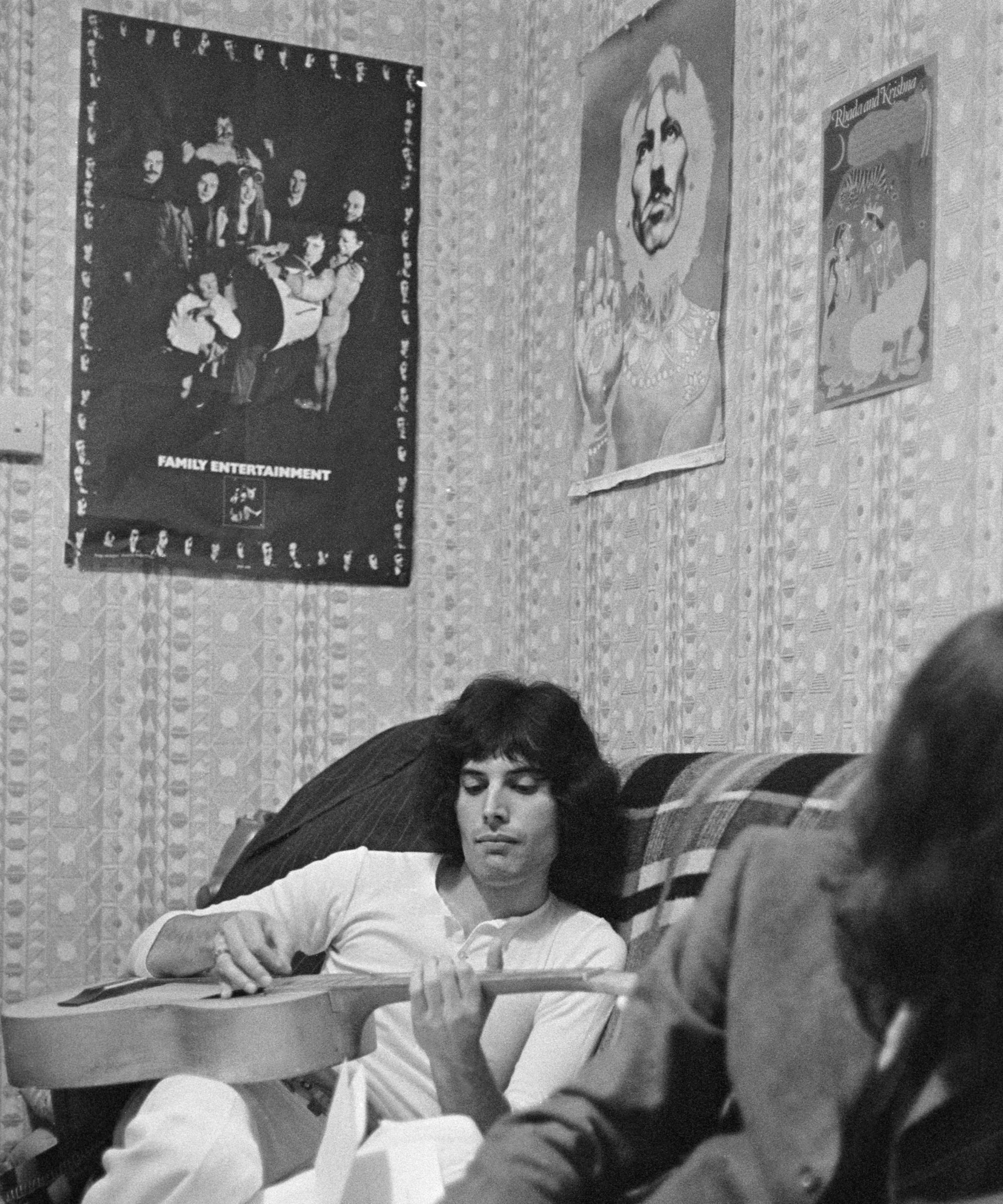 freddie mercury in his living room