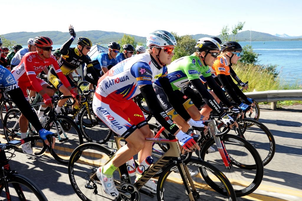The peloton in the early moments of the race