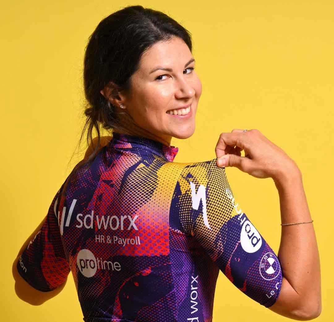 Elena Cecchini shows off the back of the new jersey