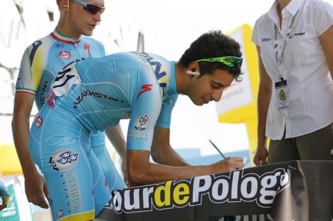 Fabio Aru (Astana) signs on for stage 1