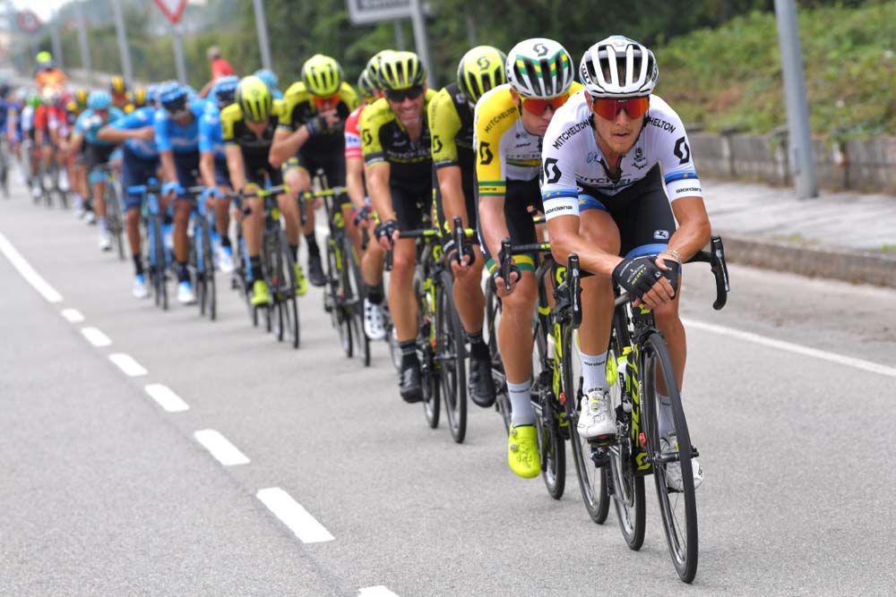 Matteo Trentin works for Simon Yates