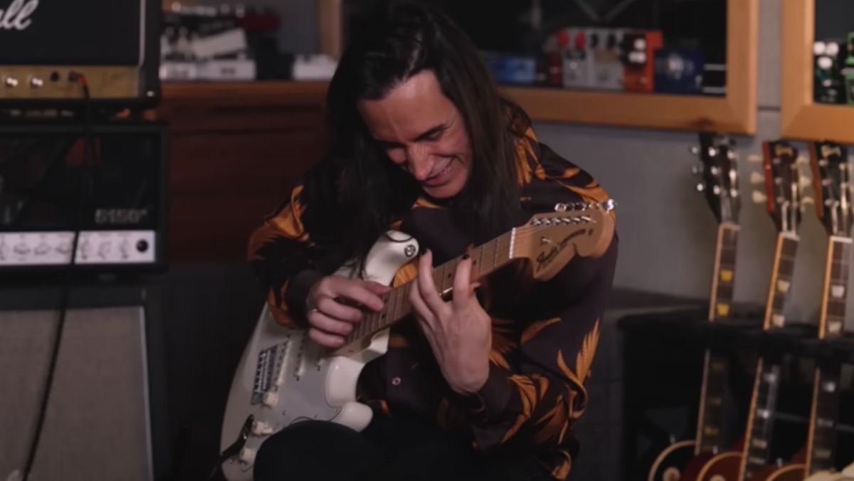 Nuno Bettencourt taps on Rick Beato&#039;s Fender Stratocaster