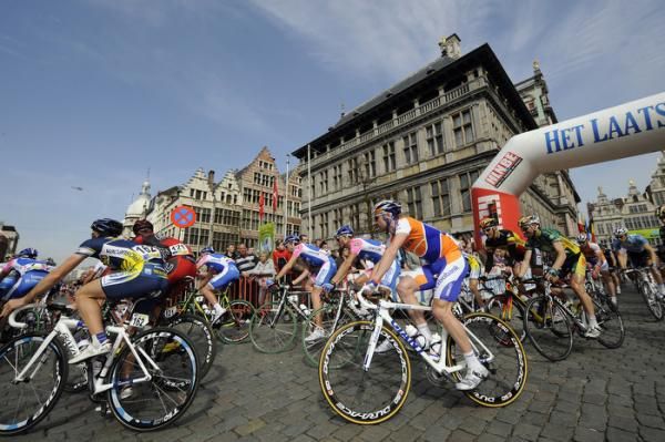 The peloton starts their day in Antwerp.