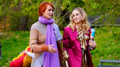  Cynthia Nixon and Sarah Jessica Parker on location for 'And Just Like That' on November 16, 2022 in New York City.