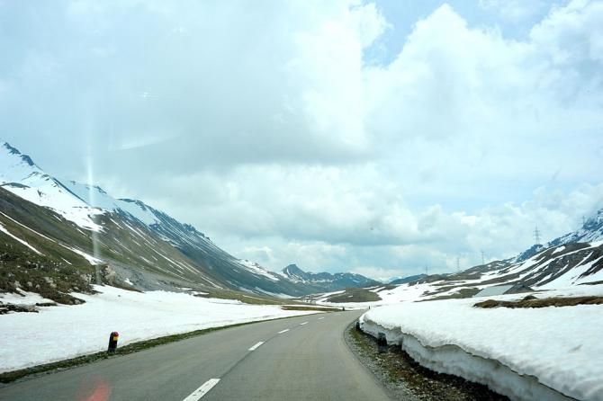 Snowy conditions up high at the Tour de Suisse