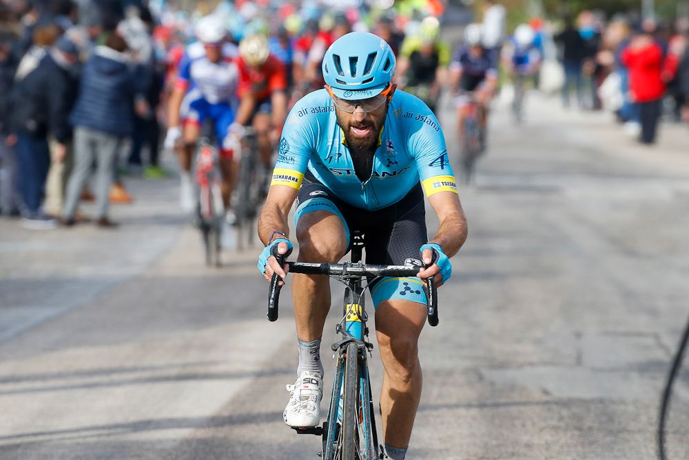 Former Scarponi teammate Dario Cataldo (Astana Pro Team) goes on the attack into Filottrano