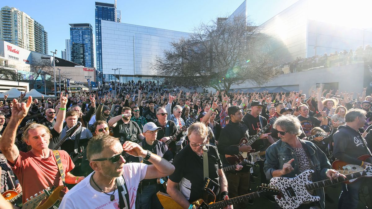 Hundreds of Australian Guitarists Team Up to Set New World Record