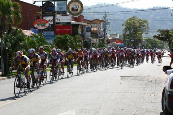 The intense pace of the day strung the peloton out in Jaco