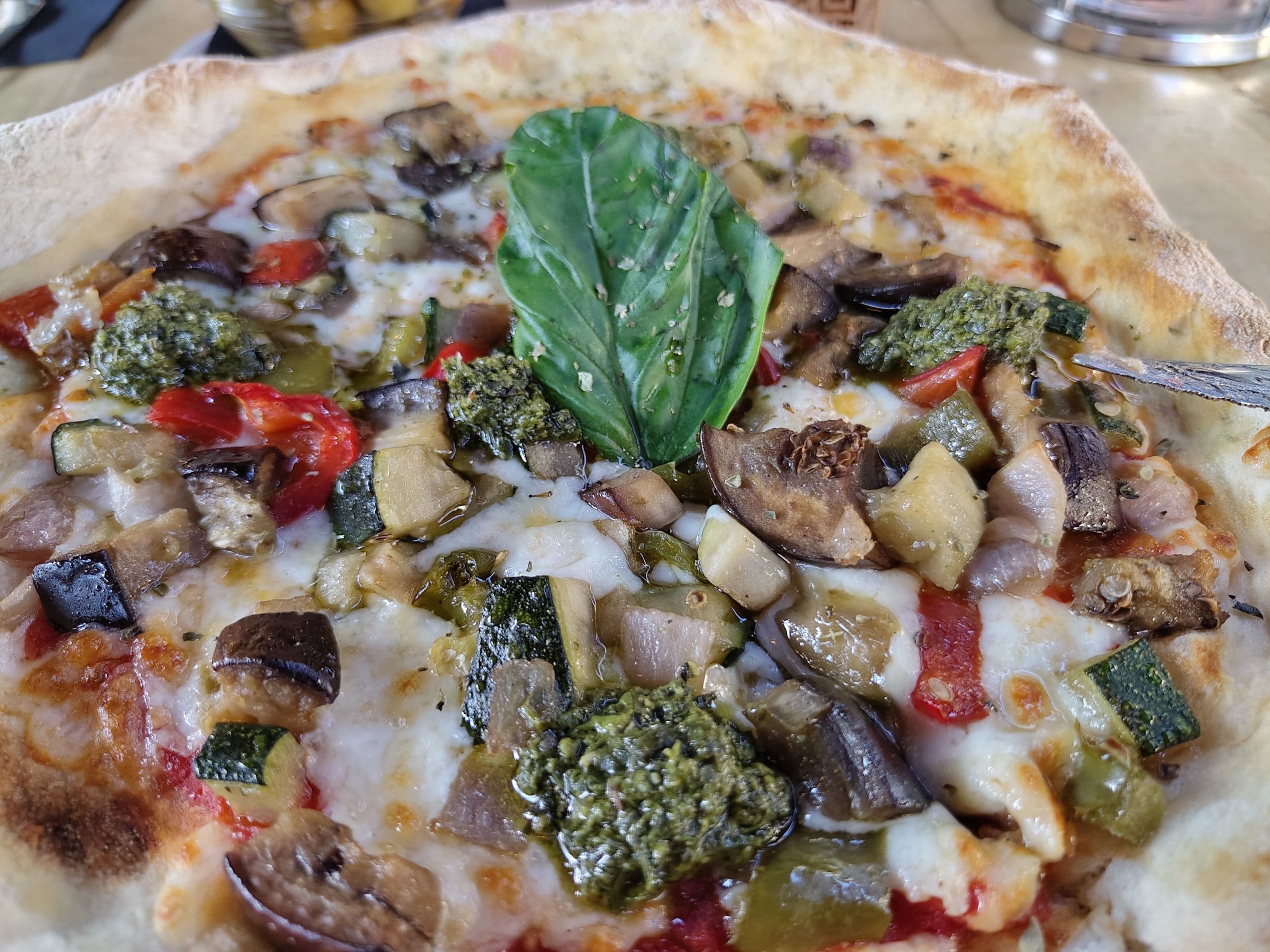 A picture of a vegetable pizza, taken on the Fairphone 6 Plus.