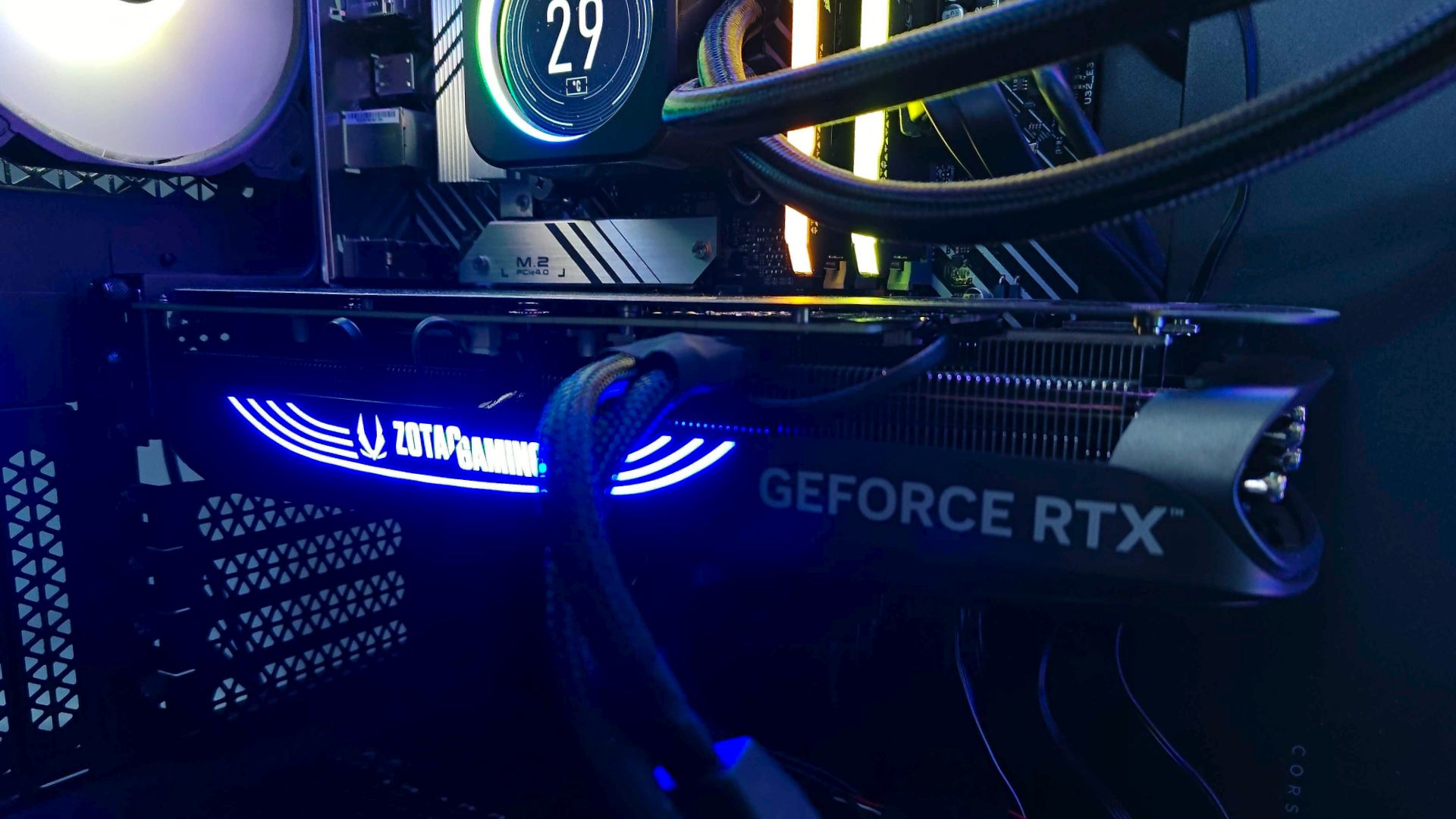 Zotac RTX 4070 Super w obudowie komputera PC obok chłodnicy AIO i pamięci RAM RGB