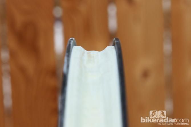 The new aluminum extrusion may be wider but weight is kept at 465g per rim (claimed). The new shape is tubeless friendly, too, requiring just a couple of layers of airtight tape (included) and a pair of valve stems for the conversion.