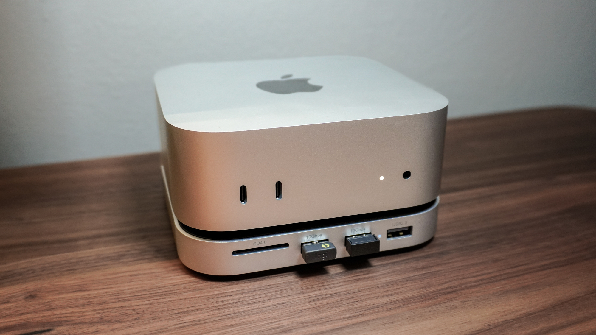 The Mac mini M4 with Satechi's Hub &amp;amp; Stand installed underneath it on a wooden desk