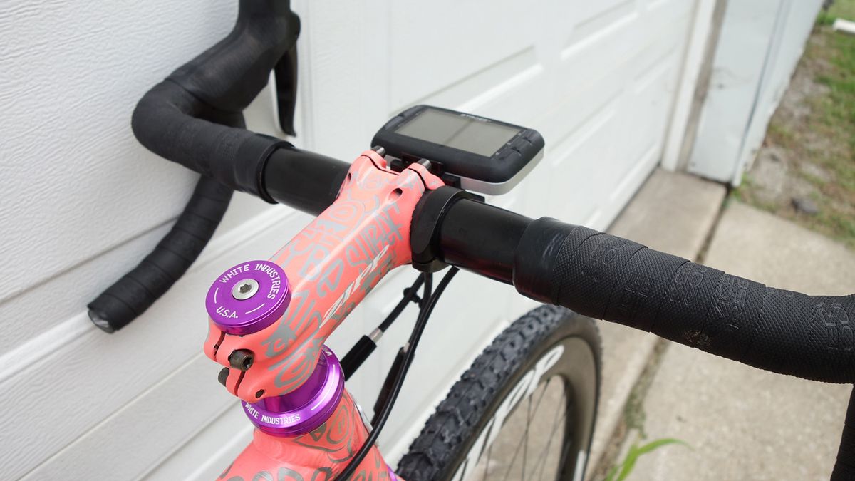 A 100mm Zipp Service Course stem has also been given the custom-painted finish