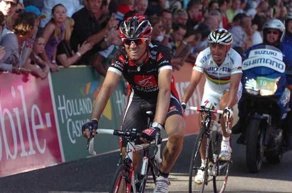 Valverde leads Bettini over the line.