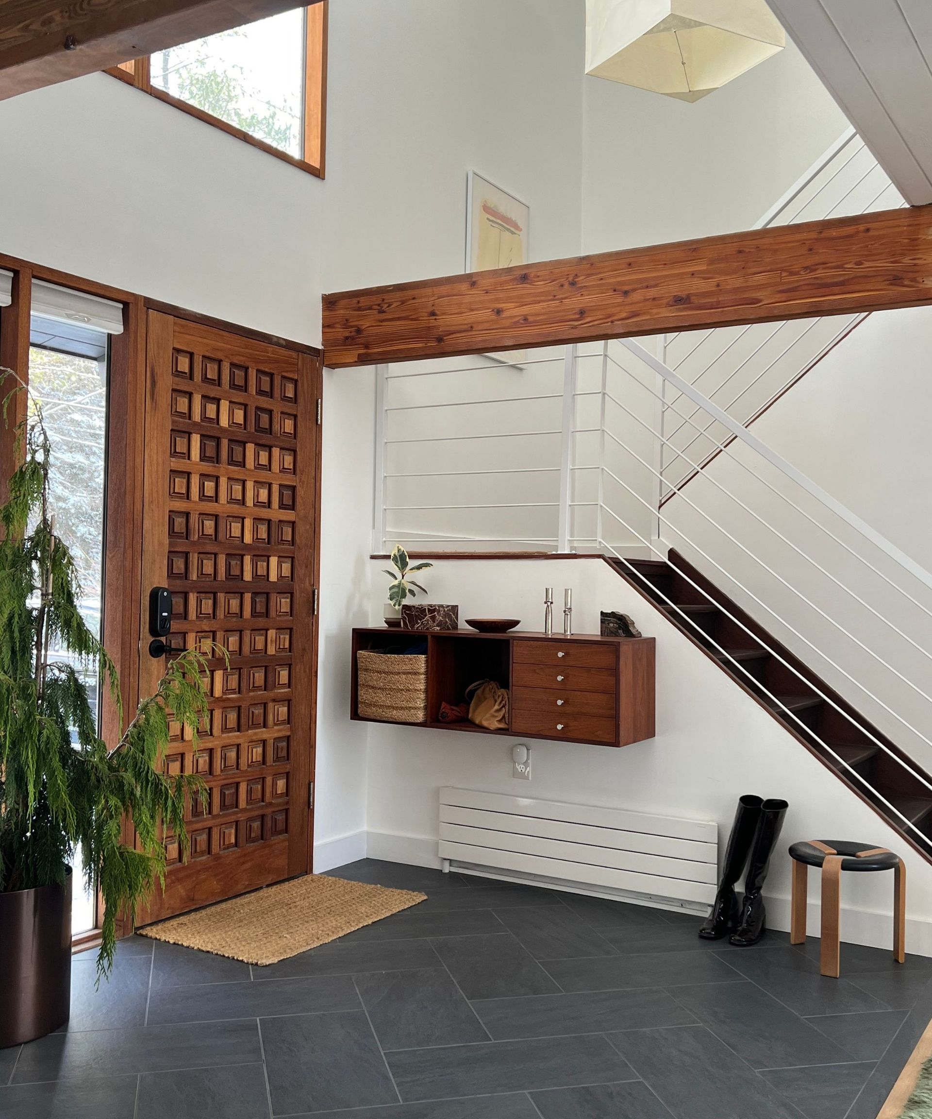 View of 6 mid-century modern entryway ideas for a modern-meets-vintage design ...