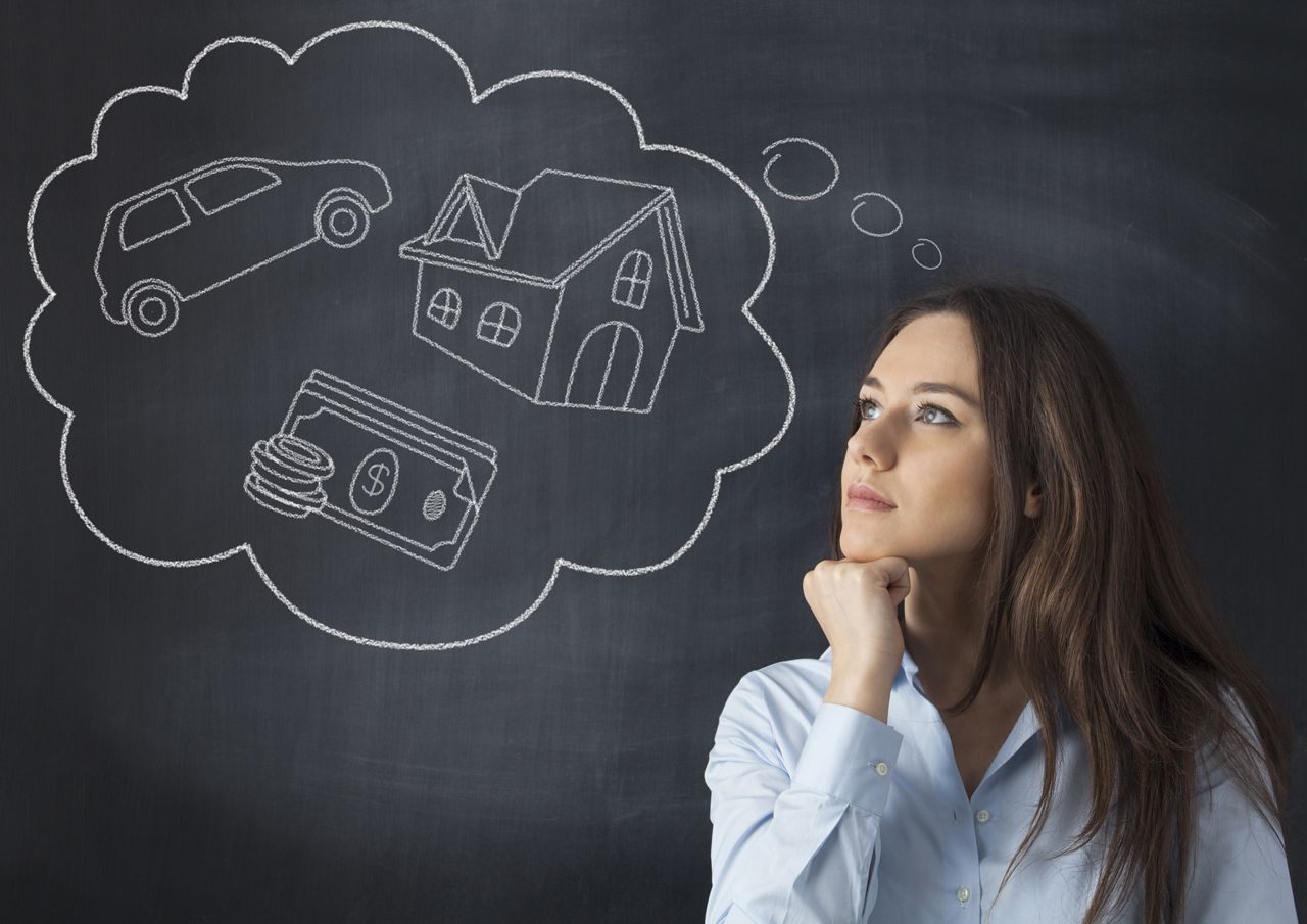 Businesswoman thinking her dreams on blackboard