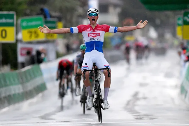 Colpaccio di Mathieu van der Poel sul traguardo della prima tappa del Giro di Svizzera (Getty Images)