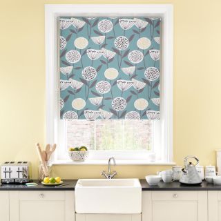 Patterned roller blind in a retro kitchen