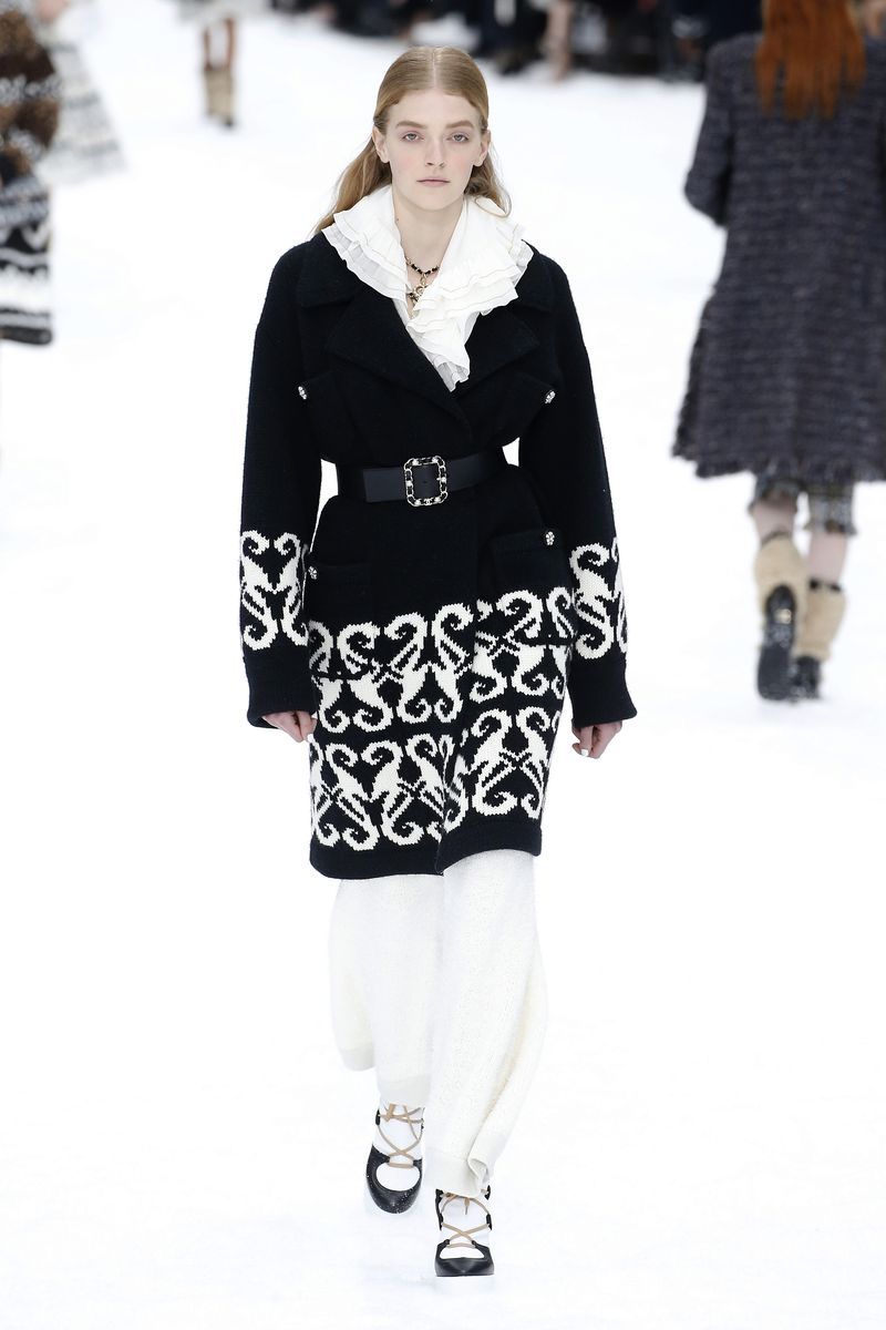 Fashion, Clothing, White, Fashion show, Runway, Fashion model, Street fashion, Outerwear, Black-and-white, Human,