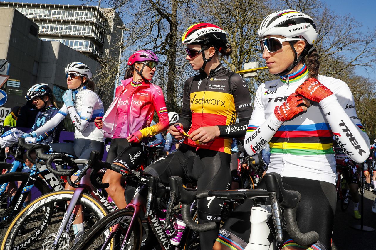 Omloop Het Nieuwsblad Women 2022 - 14th Edition - Gent - Ninove 129,1 km - 26/02/2022 - Annemiek Van Vleuten (NED - Movistar Team) - Ellen Van Dijk (NED - Trek - Segafredo) - Chantal Van Den Broek-Blaak (NED - Team SD Worx) - Lotte Kopecky (BEL - Team SD Worx) - Elisa Balsamo (ITA - Trek - Segafredo) - photo Gomez/SprintCyclingAgency&Acirc;&copy;2022
