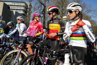 Omloop Het Nieuwsblad Women 2022 - 14th Edition - Gent - Ninove 129,1 km - 26/02/2022 - Annemiek Van Vleuten (NED - Movistar Team) - Ellen Van Dijk (NED - Trek - Segafredo) - Chantal Van Den Broek-Blaak (NED - Team SD Worx) - Lotte Kopecky (BEL - Team SD Worx) - Elisa Balsamo (ITA - Trek - Segafredo) - photo Gomez/SprintCyclingAgencyÂ©2022