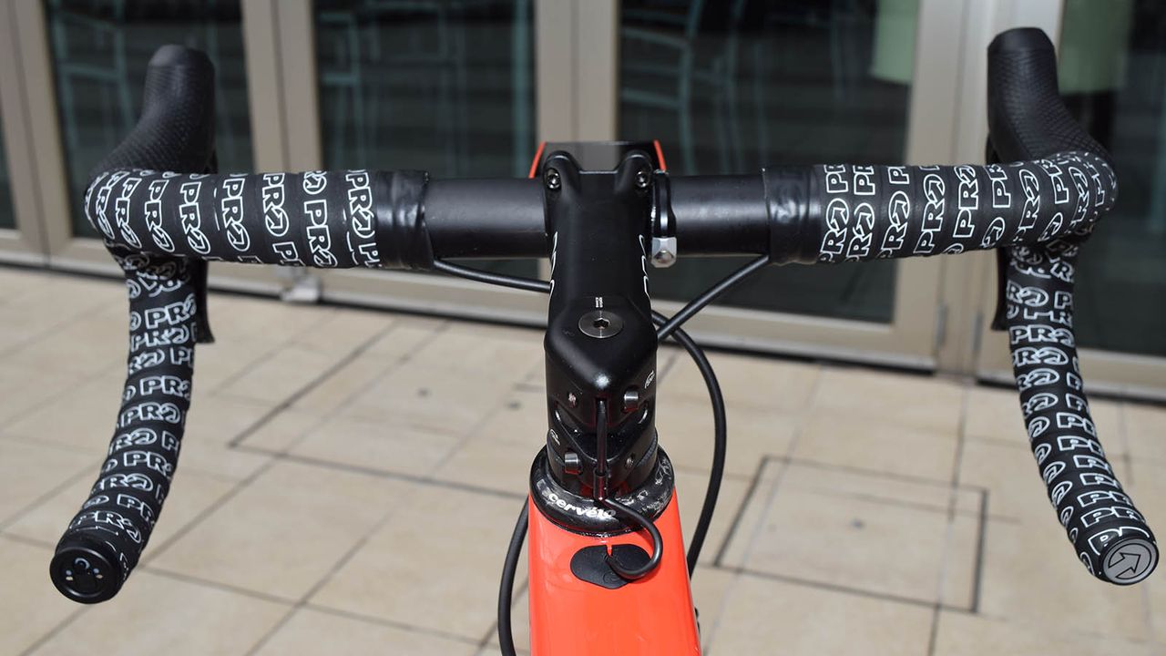 The electronic cabling for the gearing is routed internally through the handlebars and stem before entering the top tube of the frame