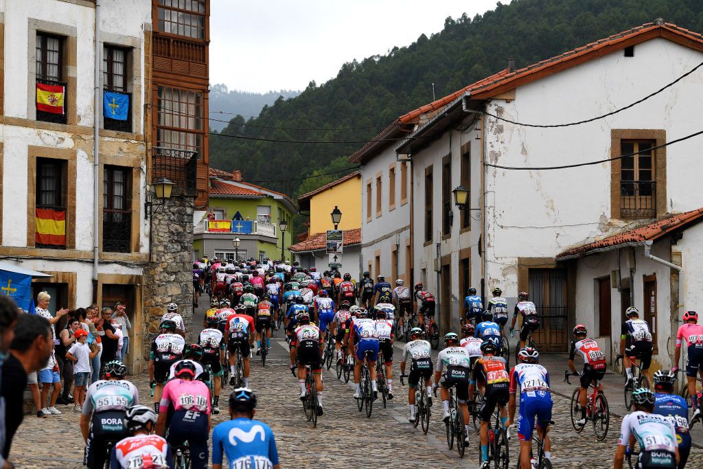 ALTU DEL GAMONITEIRU SPAIN SEPTEMBER 02 A general view of the peloton passes through Salas village at start during the 76th Tour of Spain 2021 Stage 18 a 1626km stage from Salas to Altu dEl Gamoniteiru 1770m lavuelta LaVuelta21 on September 02 2021 in Altu dEl Gamoniteiru Spain Photo by Tim de WaeleGetty Images