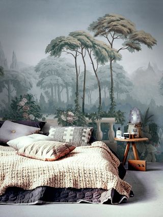 Chinoiserie wallpaper in a modern bedroom