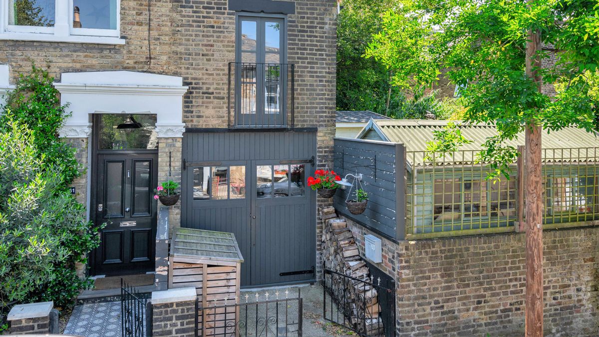 Dans une petite maison plus étroite qu'un bus londonien