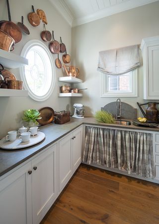 farmhouse kitchen wall decor and rustic wall decor ideas with copper pans in white kitchen