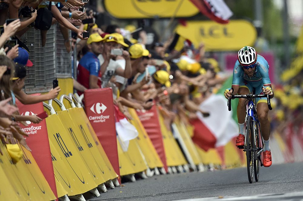 Vincenzo Nibali (Astana) crossed the finish line ahead of the main field of overall contenders