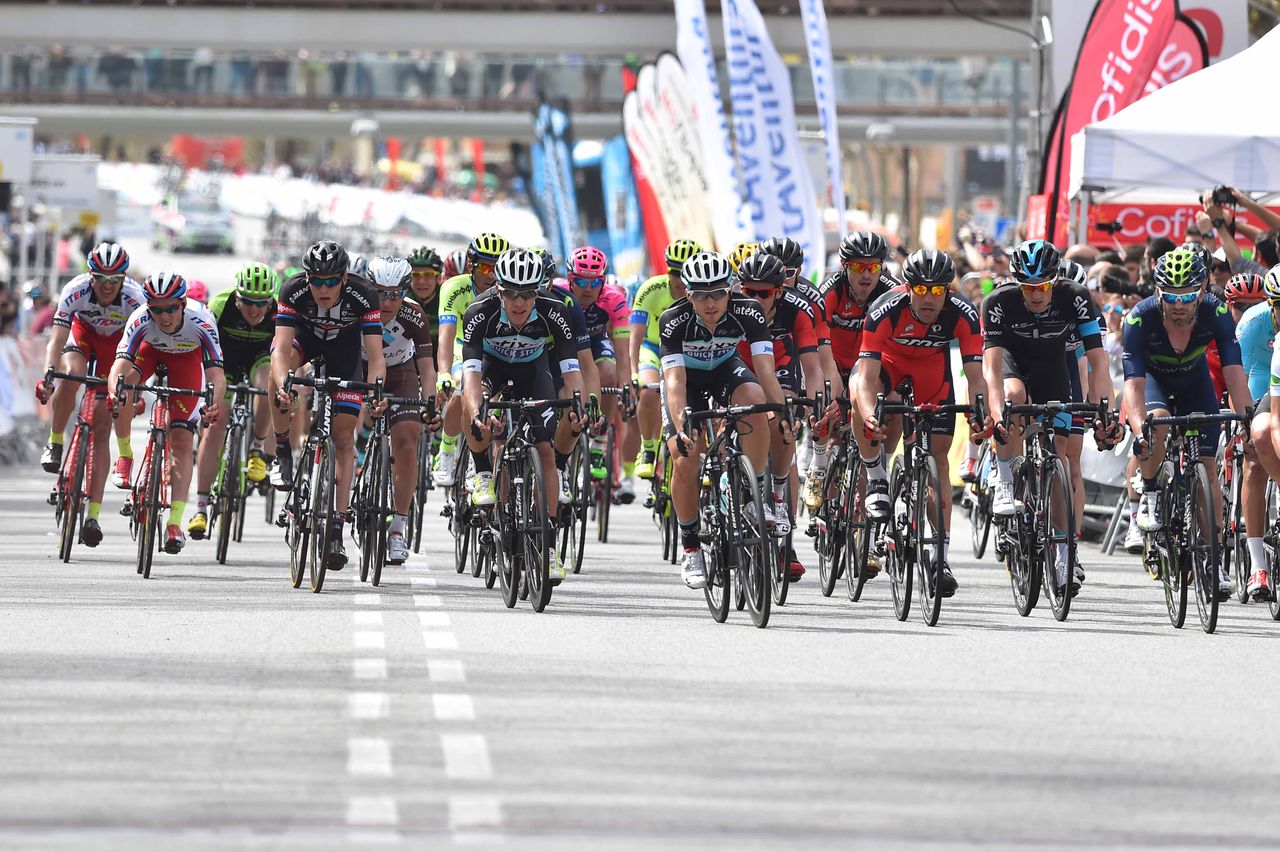 The peloton gets ready for the corner