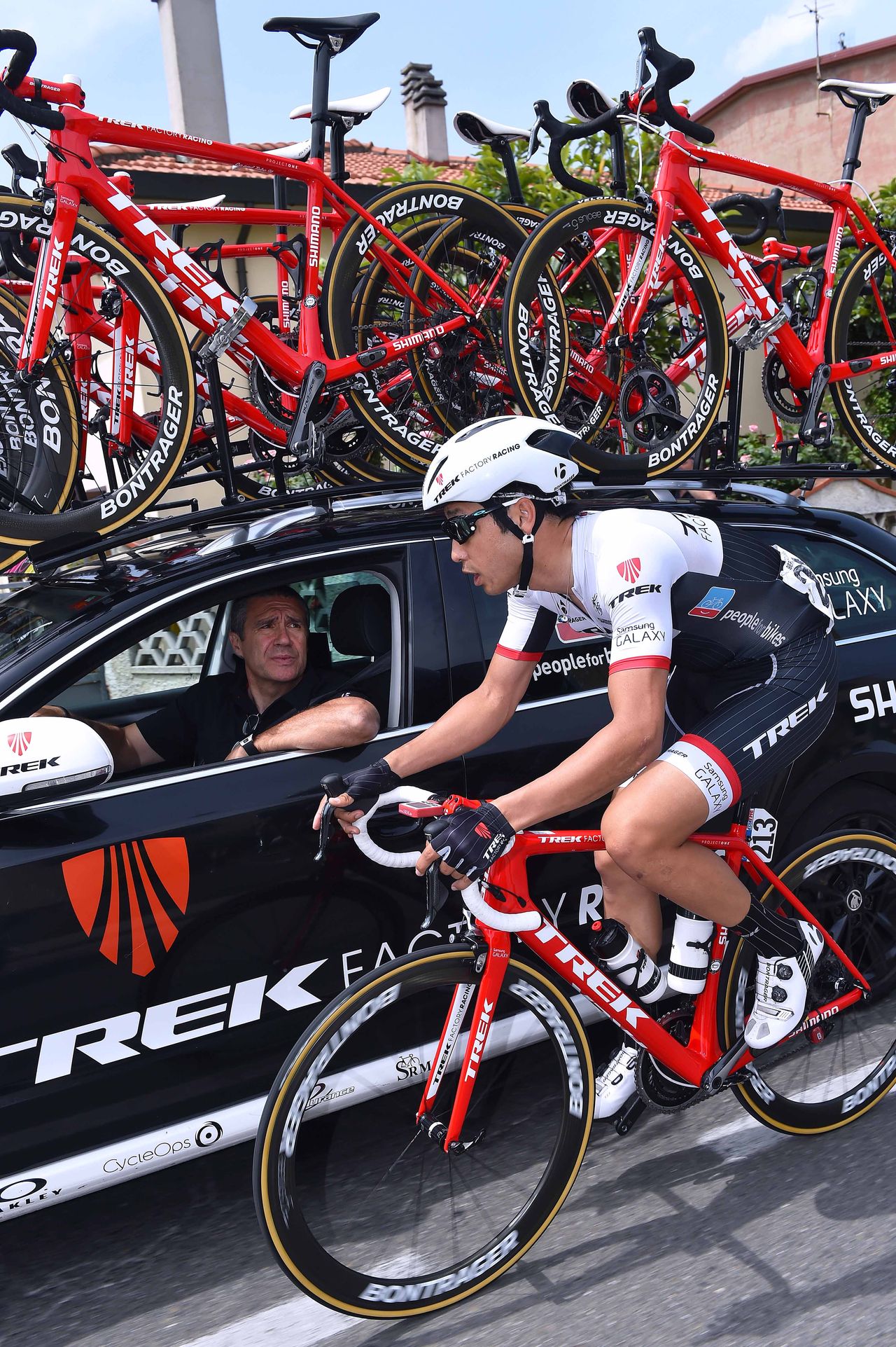 Fumiyuki Beppu (Trek) with the team car