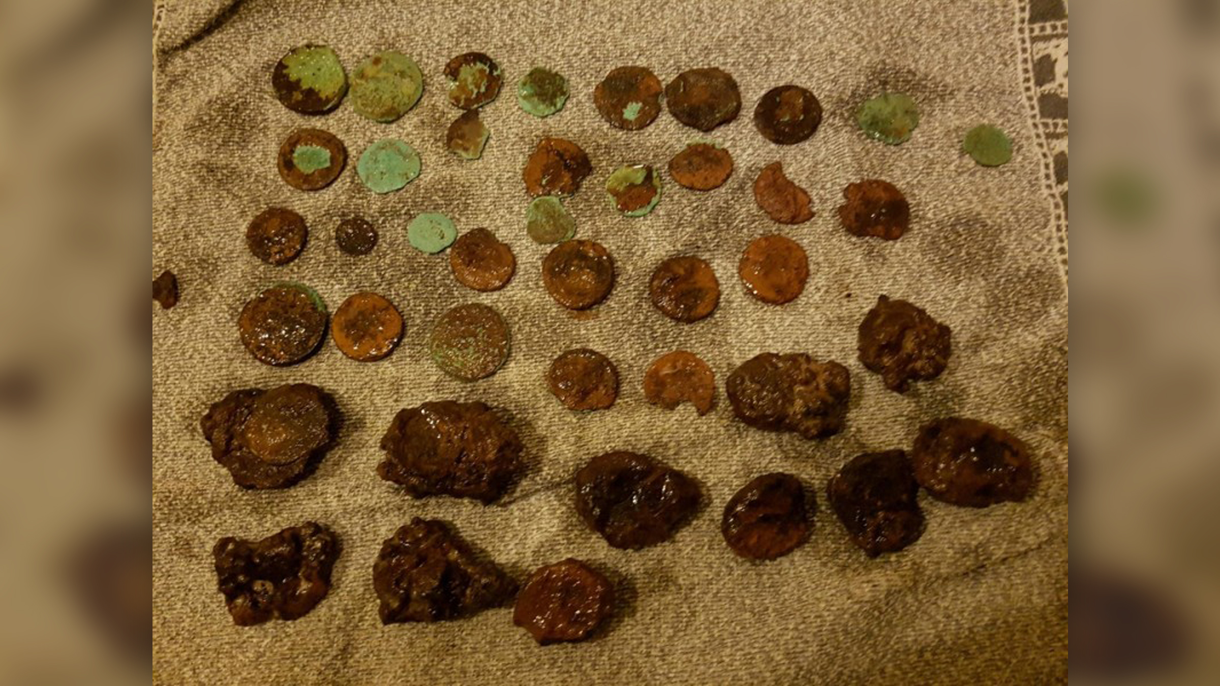 Einige der antiken römischen Münzen, nach ihrer Entdeckung und einer ersten Reinigung.