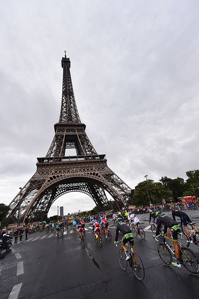 The field races passed the Eiffel Tower