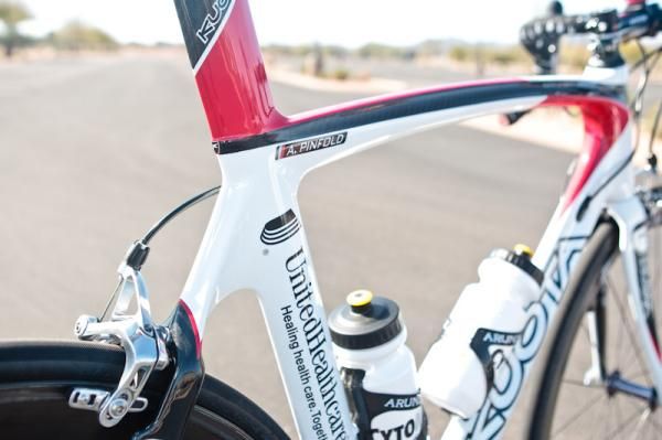 The top tube adopts a gentle arc from the head tube to the seat tube.