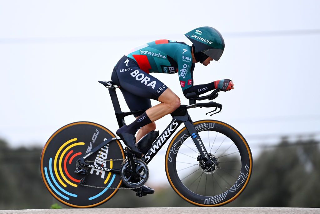 LAGOAPRAIA DO CARVOEIRO ALGARVE PORTUGAL FEBRUARY 19 Jai Hindley of Australia and Team Bora Hansgrohe sprints during the 49th Volta ao Algarve em Bicicleta 2023 Stage 5 a 244km individual time trial stage from Lagoa to Lagoa VAlgarve2023 on February 19 2023 in Lagoa Algarve Portugal Photo by Tim de WaeleGetty Images
