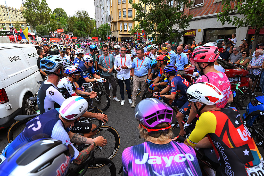 BILBAO, SPAIN - SEPTEMBER 03: The director of the Vuelta a España, Kiko Garcia Arnandis of Spain, meets with the riders before the La Vuelta - 80th Tour of Spain 2025, Stage 11 a 157.4km stage from Bilbao to Bilbao / #UCIWT / on September 03, 2025 in Bilbao, Spain. (Photo by Tim de Waele/Getty Images)