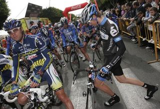 A bit of pre-race stretching from Peter Stetina (Garmin - Cervelo).