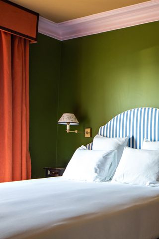 ways to make your house feel warmer with curtains in a Bedroom in Les Deux Gares hotel