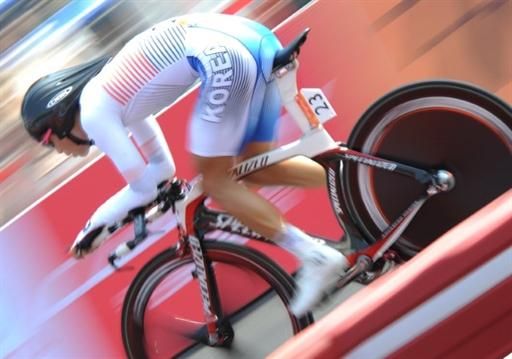 Hyeongmin Choe (Korea) earned the gold medal in the 53km men's time trial.