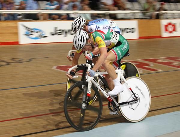Luke Ockerby (Tasmania) nabs the men's U19 scratch race
