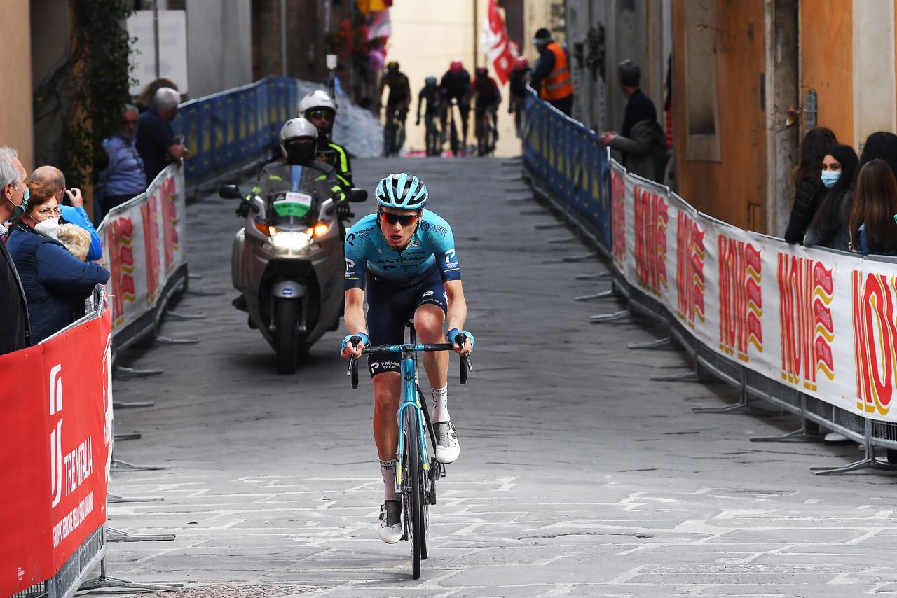 Aleksandr Vlasov riding into second overall at the Giro d&#039;Italia 2021