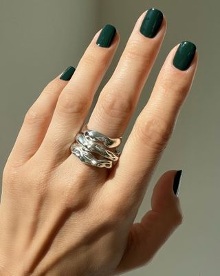 @betina_goldstein dark green nails