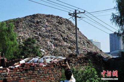 China's mountainous tower of trash