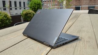 Lenovo ThinkPad X1 Yoga Gen 6 entreabierto