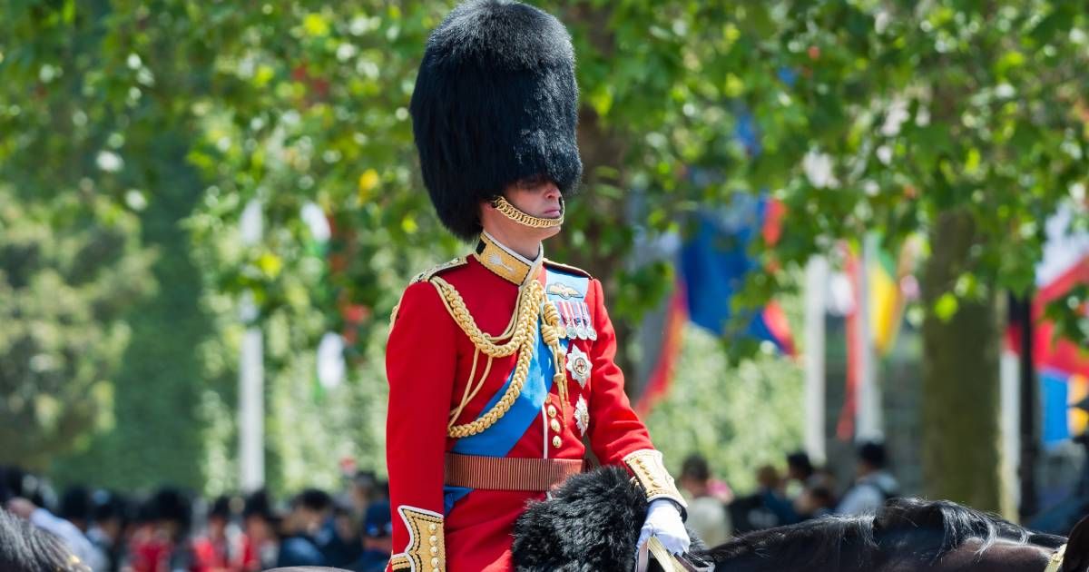 Le prince William répond aux gardes qui s'évanouissent lors d'un défilé militaire