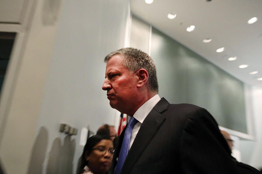 New York police turn backs on Mayor de Blasio to protest cop killings